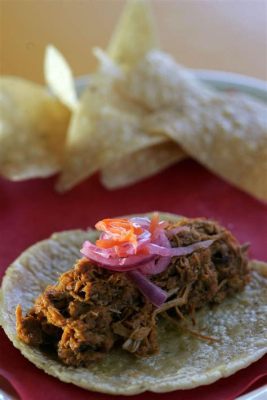  Cochinita Pibil: Indulge in a Symphony of Succulent Pork Flavors Roasted to Smoky Perfection!