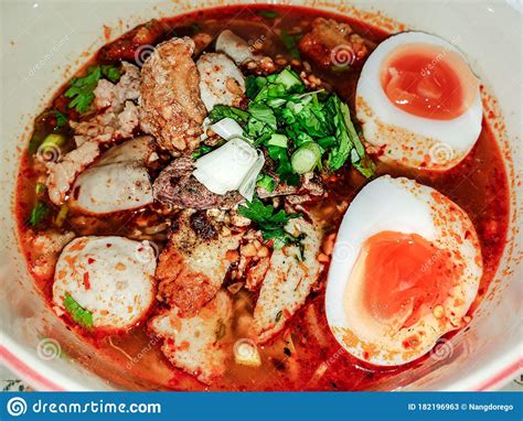  ก๋วยเตี๋ยวตันซัว: ความหอมของน้ำซุปที่เข้มข้นผสานกับความเหนียวนุ่มของเส้นบะหมี่