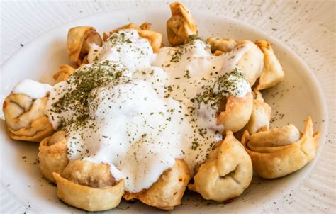  Manti:  Flavorful Bite-Sized Delights Swathed in Creamy Yogurt and Spiced with Aromatic Herbs