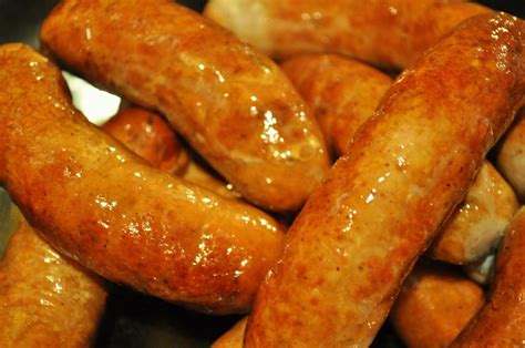  Salsiccia di Genova: Indulge in the Smoky Symphony of Herbed Pork Sausages with a Tangy Tomato Serenade!