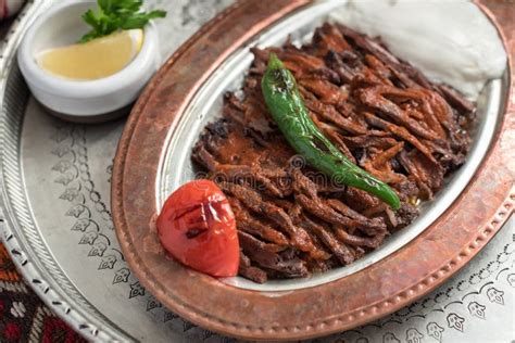  İskender Kebap:   relish the succulent roasted meat and tangy tomato sauce explosion on fluffy pide bread!