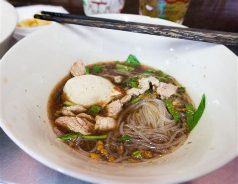  ก๋วยเตี๋ยวหลิวฉาง เฝือนซุปร้อนหอมกรุ่น ตัดกับรสชาติเข้มข้นของเครื่องเทศ