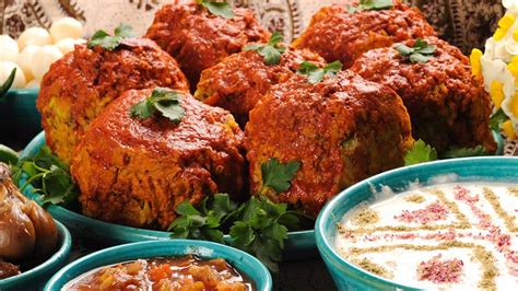  Kufteh Tabrizi:  Aromatic and Spicy Meatballs Steeped in Tangy Tomato Sauce with Hints of Saffron? Oh My!