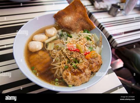  ก๋วยเตี๋ยวไก่โห่ ของดีเมืองไทโจว! เส้นเหนียวหนึบในน้ำซุปเข้มข้น อร่อยจนต้องลืมอ้วนไปชั่วคราว