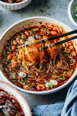  Spicy Sour Noodles with Dried Fish: A Culinary Adventure Blending Aromatic Spice and Tangy Delight!